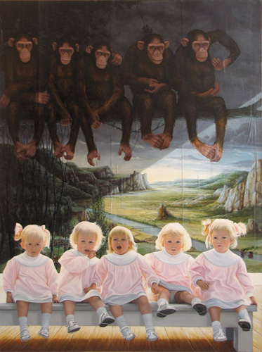 portrait d'enfants assises sur un banc devant un papier peint representant des singes 